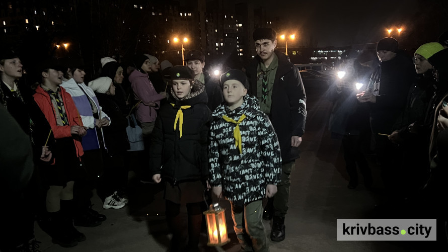 «В небі зірка спалахнула»: криворізькі пластуни передали Вифлеємський вогонь миру містянам