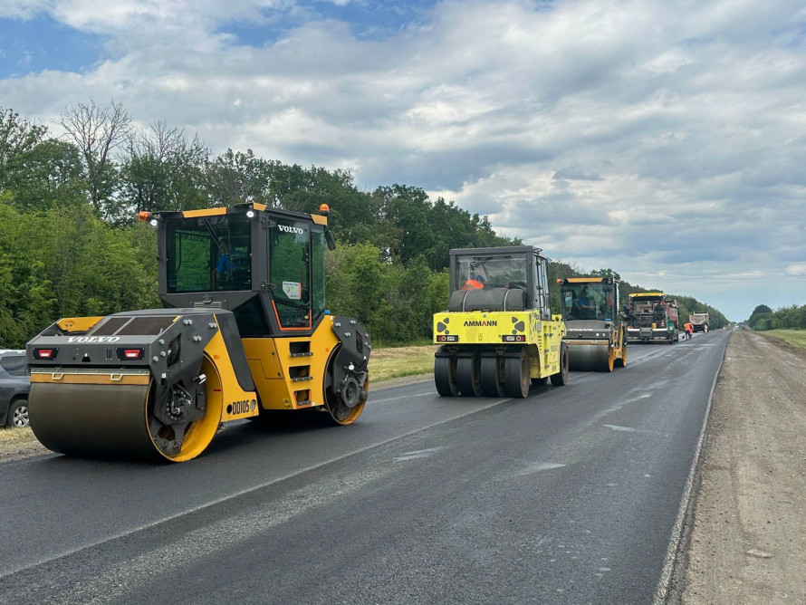 Понад мільйон квадратних метрів: як відновлюють дороги на Дніпропетровщині