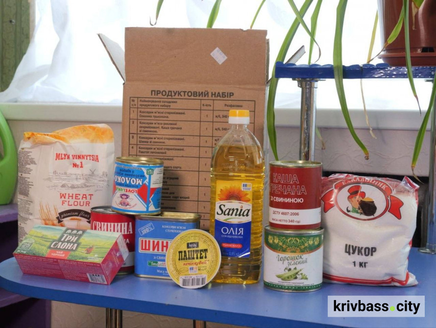 Що у продуктовому наборі: у Кривому Розі триває видача допомоги для 18 категорій містян