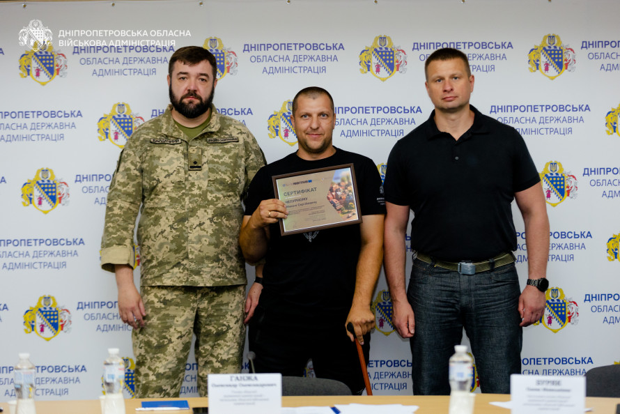 Держава дбає про Героїв: ветерани Дніпропетровщини отримали сертифікати на житло