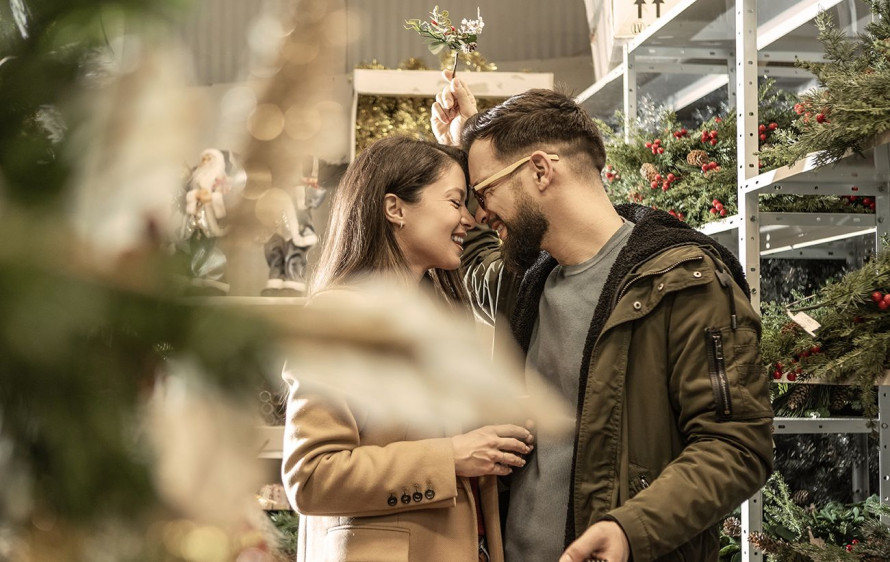 Поцілунок під омелою: легенди, магія та романтика зимових свят