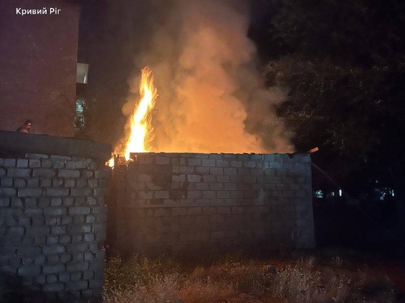 Поранені, пожежі та пошкоджені будинки: у Кривому Розі росіяни вгатили по житловій забудові