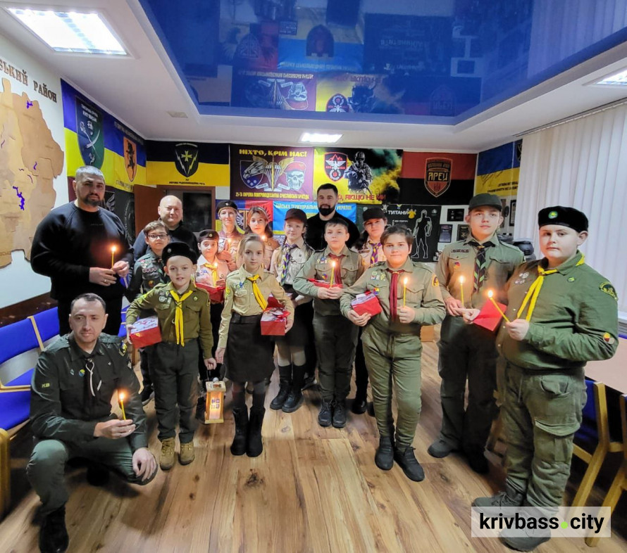«В небі зірка спалахнула»: криворізькі пластуни передали Вифлеємський вогонь миру містянам