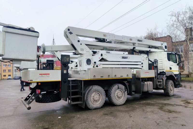 Міжнародна допомога: енергетики Дніпропетровщини отримали підйомники для робіт на високовольтних лініях