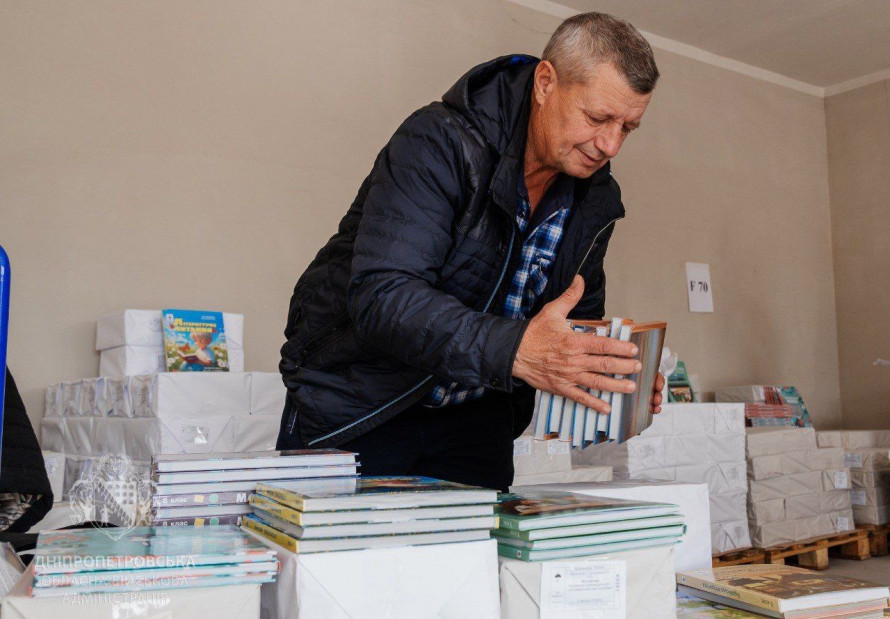 Безбарʼєрний буквар: на Дніпропетровщині отримали тисячі книжок для дітей з особливими потребами