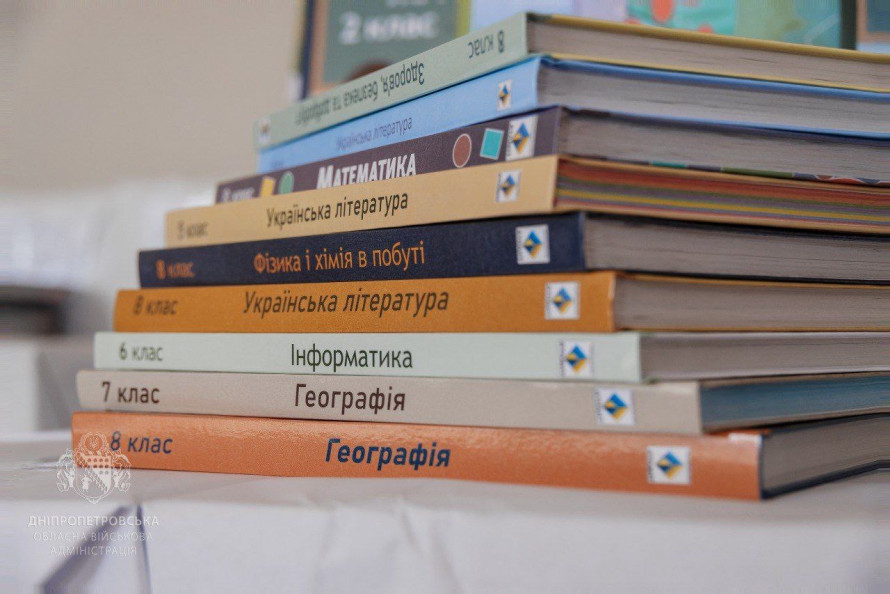 Безбарʼєрний буквар: на Дніпропетровщині отримали тисячі книжок для дітей з особливими потребами