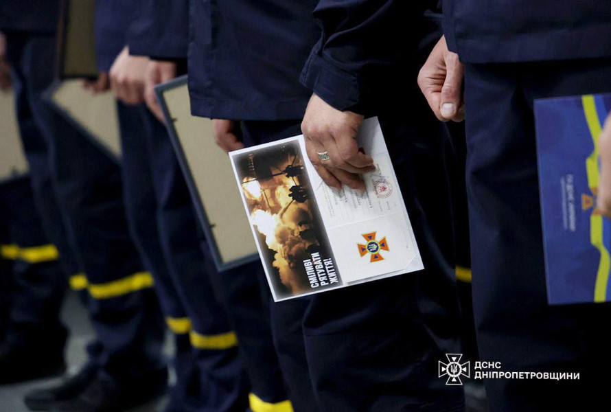 Ризикують життям щодня: надзвичайників Дніпропетровщини відзначили державними нагородами