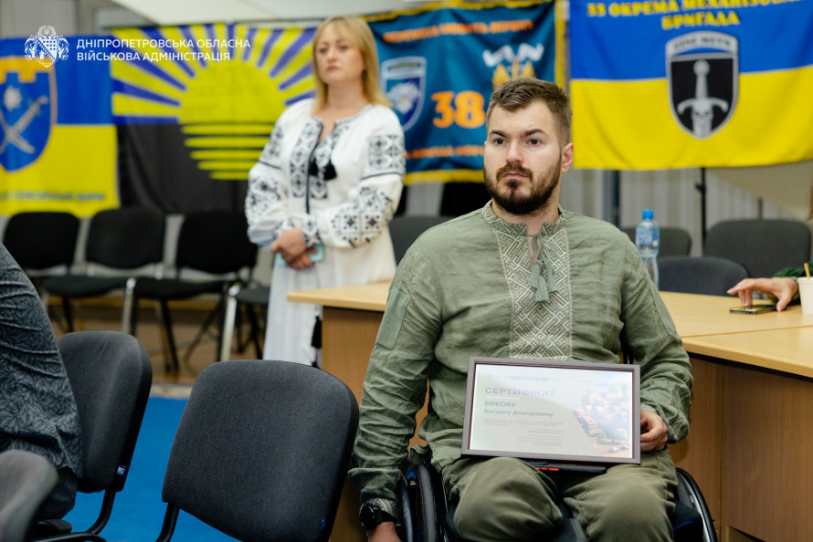 Держава дбає про Героїв: ветерани Дніпропетровщини отримали сертифікати на житло