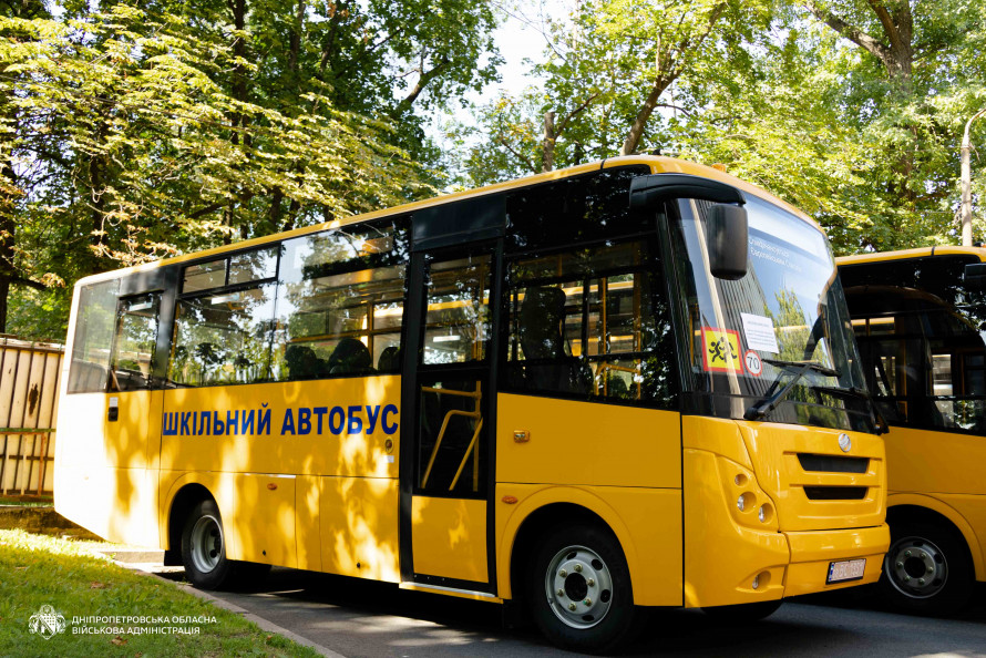 Готуємось до школи: до громад Дніпропетровщини поїхали нові шкільні автобуси