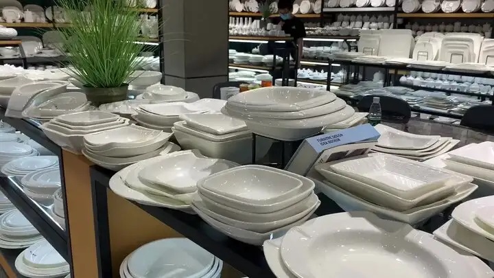 Як обрати посуд у подарунок, щоб принести щастя