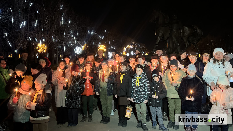 «В небі зірка спалахнула»: криворізькі пластуни передали Вифлеємський вогонь миру містянам