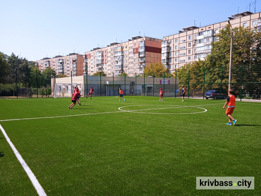Гол, фінти та оплески вболівальників: у Кривому Розі відкрили футбольний майданчик