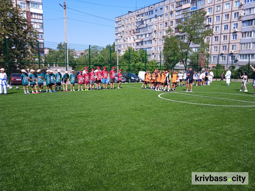 Гол, фінти та оплески вболівальників: у Кривому Розі відкрили футбольний майданчик