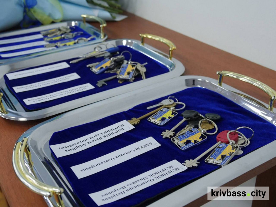 Дев'ять осель для дитячих будинків сімейного типу: у Кривому Розі батькам-вихователям вручили ключі від нового житла