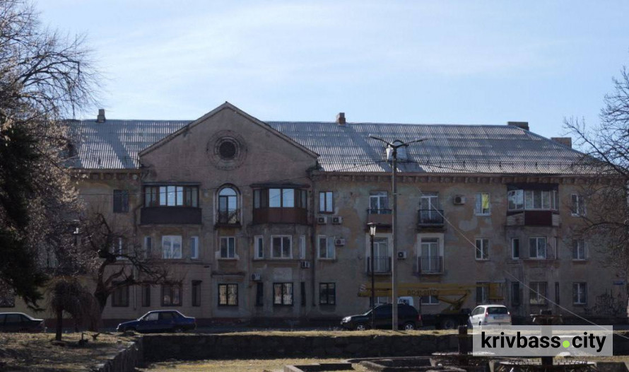 Сотні пошкоджених будинків: як відновлюють житло криворіжців після обстрілів