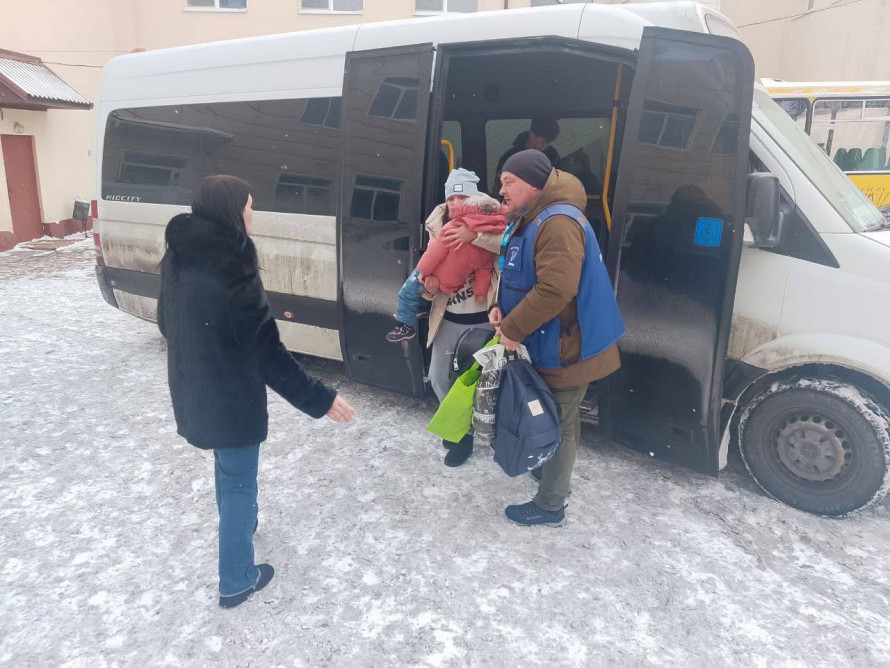 На Дніпропетровщині триває евакуація з прифронтових громад: скільки людей виїхали у безпечні місця