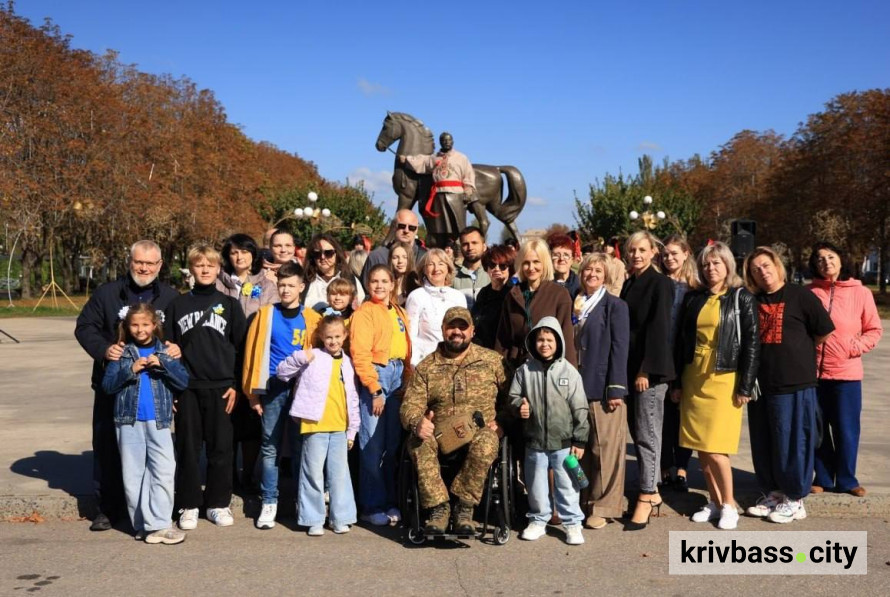 Унікальний оберіг для козака Рога: у Кривому Розі школярі презентували незвичну вишиванку