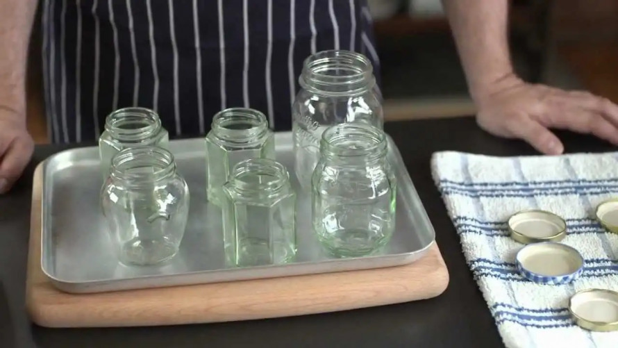 Запах, клей і засохлий наліт: як швидко відмити банки перед заготовками
