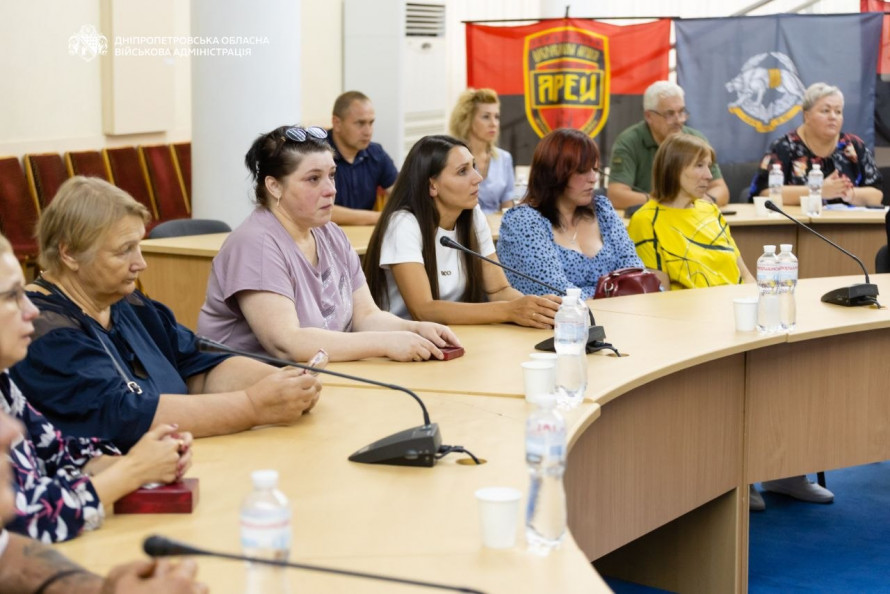 Ордени — рідним Героїв: на Дніпропетровщині вшанували 14 полеглих захисників