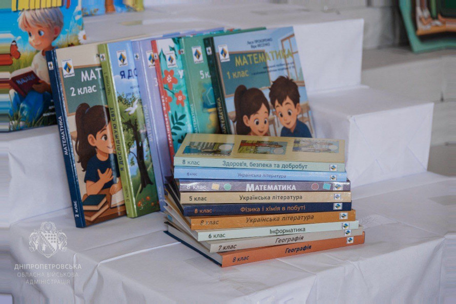 Безбарʼєрний буквар: на Дніпропетровщині отримали тисячі книжок для дітей з особливими потребами