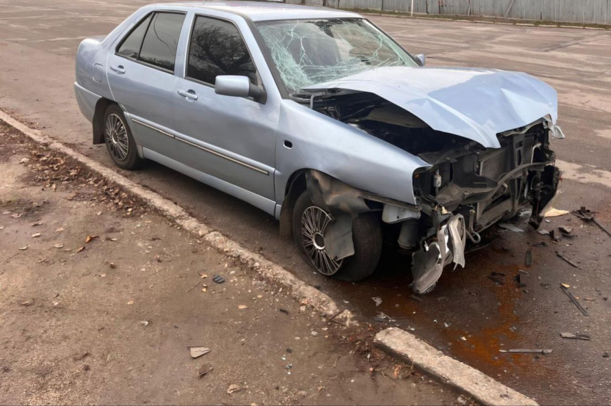 Нові удари росіян по Дніпропетровщині: знищені автомобілі, пошкоджені магазини та гуртожиток