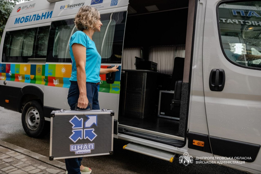 Субсидія, прописка і паспорт — не виходячи з дому: кому доступний мобільний ЦНАП на Дніпропетровщині