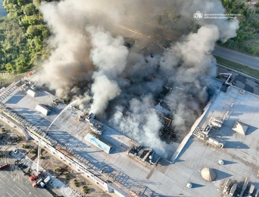 У Кривому Розі 16 загиблих та понад 100 поранених після удару росіян по торговому центру: триває розбір завалів
