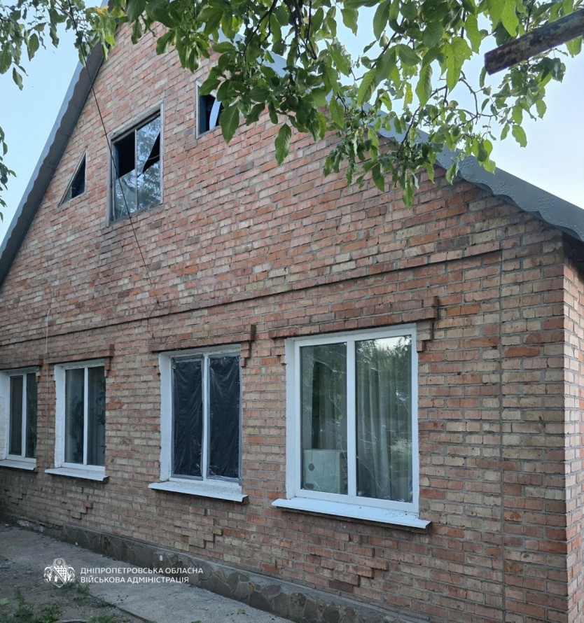 Ворог цілив по житлових будинках Дніпропетровщини: загинула жінка, серед поранених — дитина