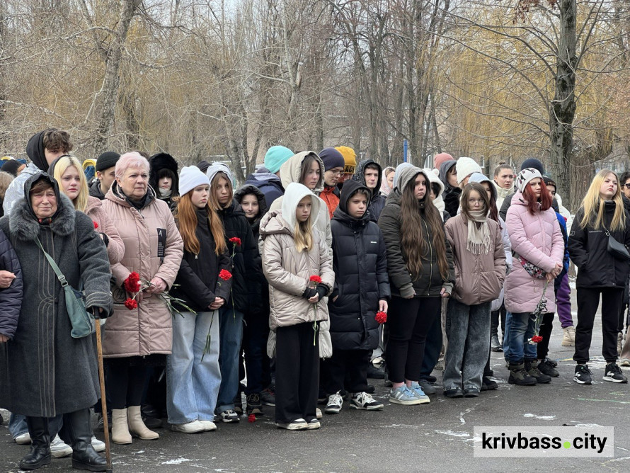 Вічна шана і пам'ять: у гімназії Довгинцівського району встановили меморіальні дошки на честь загиблих випускників