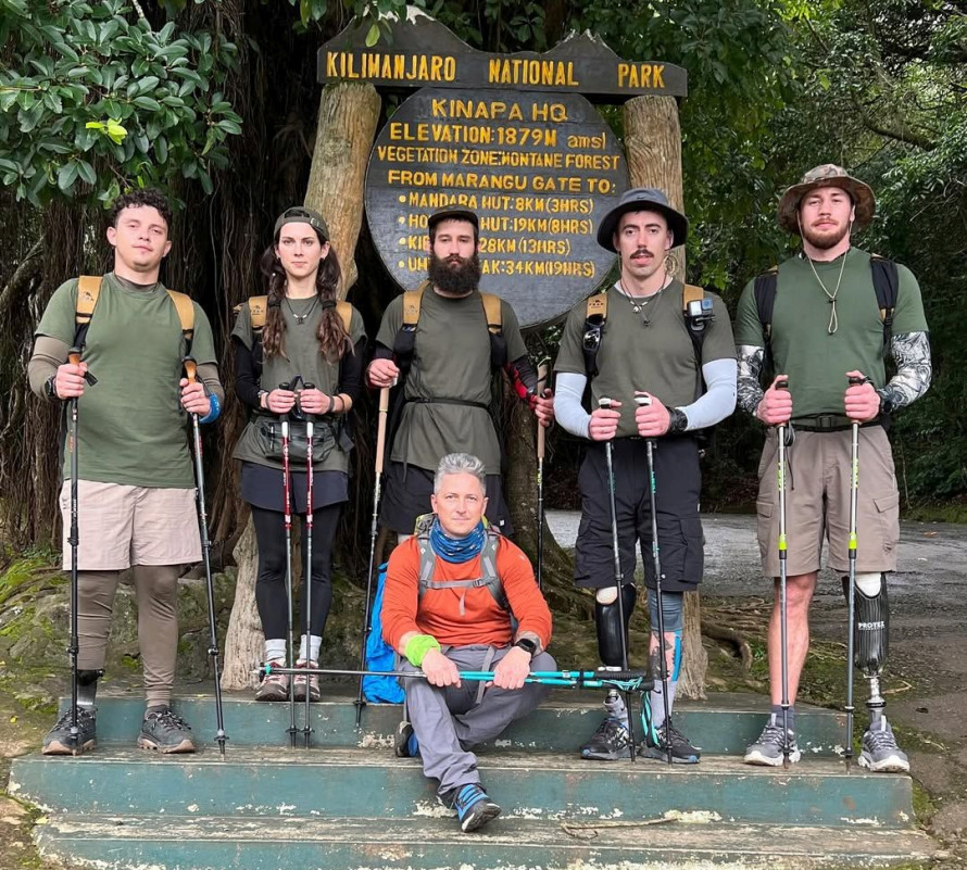 Снайперка з Дніпропетровщини після важких поранень здійснила сходження на Кіліманджаро