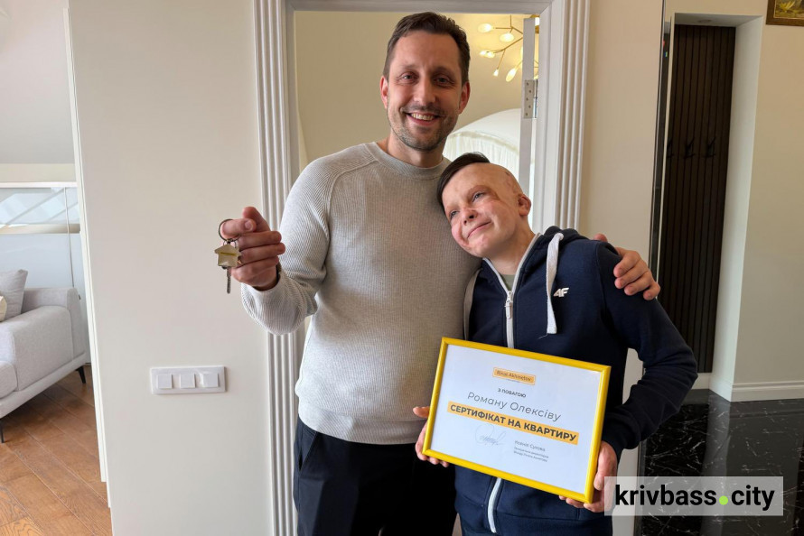 Незламний Роман Олексів, який вижив після обстрілу Вінниці у 2022 році, отримав квартиру від Ріната Ахметова