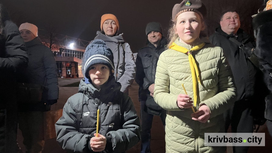 «В небі зірка спалахнула»: криворізькі пластуни передали Вифлеємський вогонь миру містянам