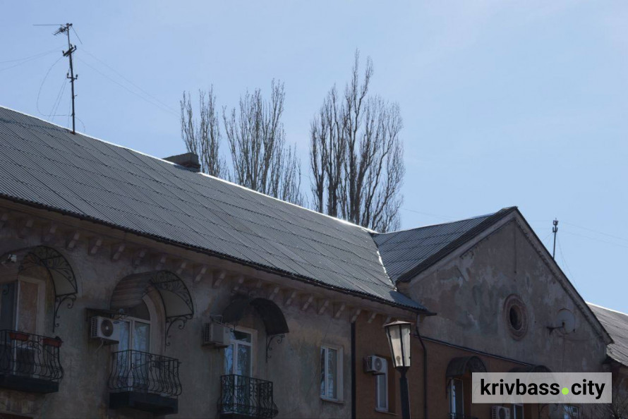 Сотні пошкоджених будинків: як відновлюють житло криворіжців після обстрілів