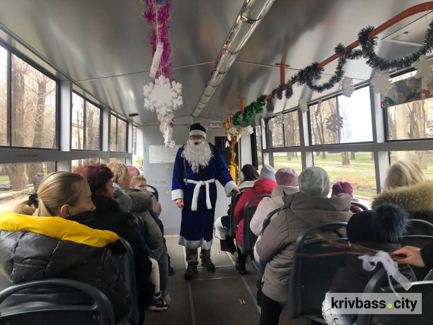 Вулицями Кривого Рогу разом зі Святим Миколаєм: у місті відбулася святкова трамвайна екскурсія