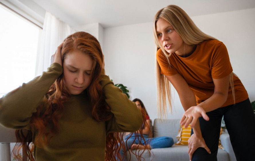 Чому ми стали злішими: погляд психолога на колективну агресію