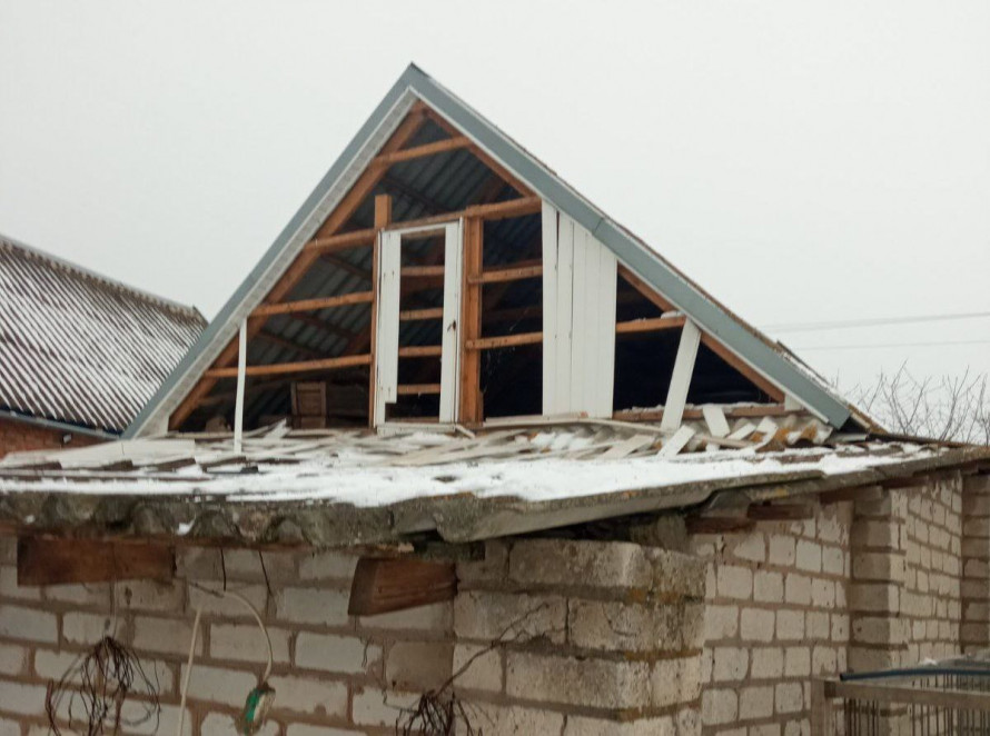 Росіяни продовжують гатити по Дніпропетровщині: пошкоджені будинки, споруди та електромережі