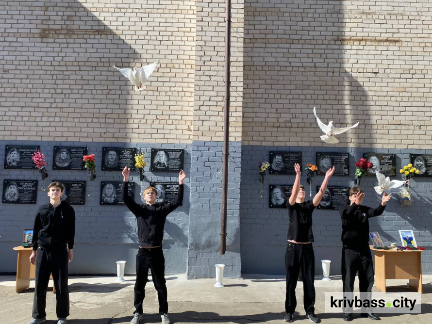 Імена Героїв назавжди в стінах рідної школи: у криворізькій гімназії відкрили меморіальні дошки