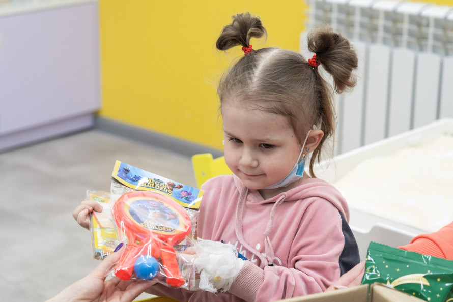 Посмішки в осередку Школи Супергероїв: криворізькі діти отримали індивідуальні подарунки