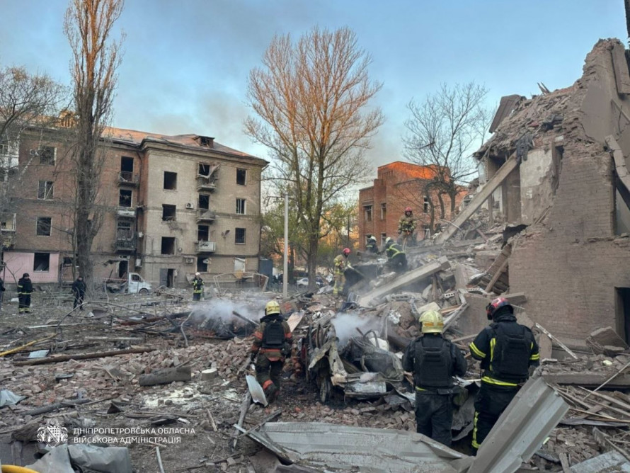 Під завалами можуть залишатися люди: після російської атаки 25 квітня в Дніпрі виникли пожежі