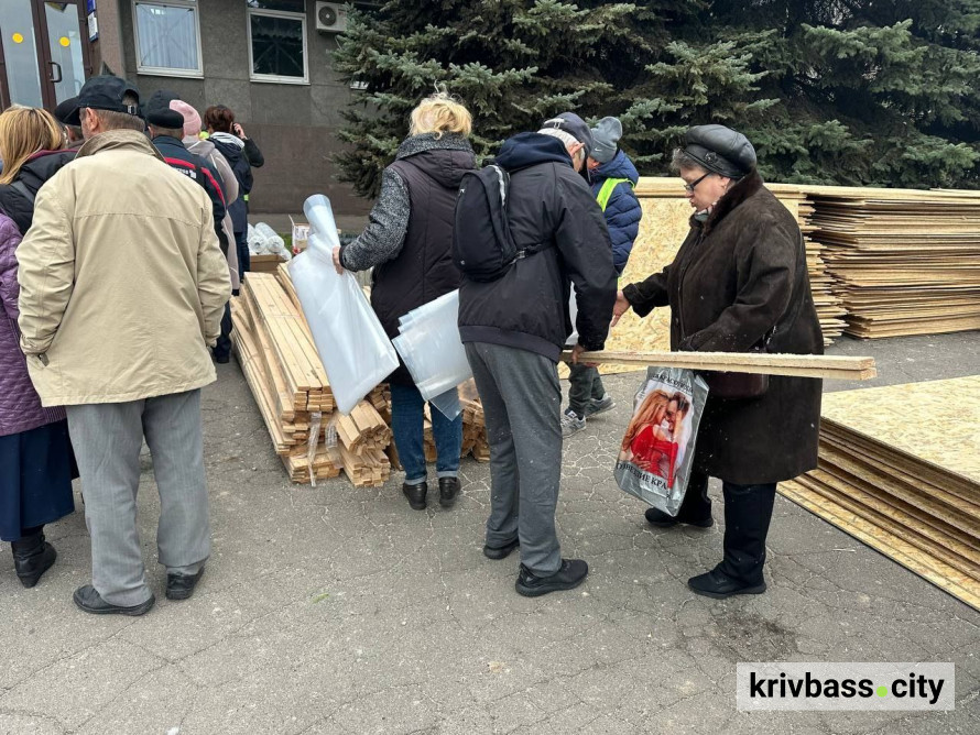 Самостійне відновлення житла після обстрілів: куди криворіжцям звернутись по допомогу