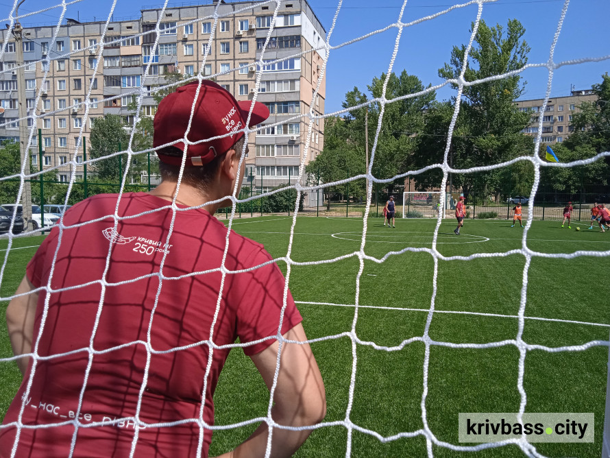 Гол, фінти та оплески вболівальників: у Кривому Розі відкрили футбольний майданчик