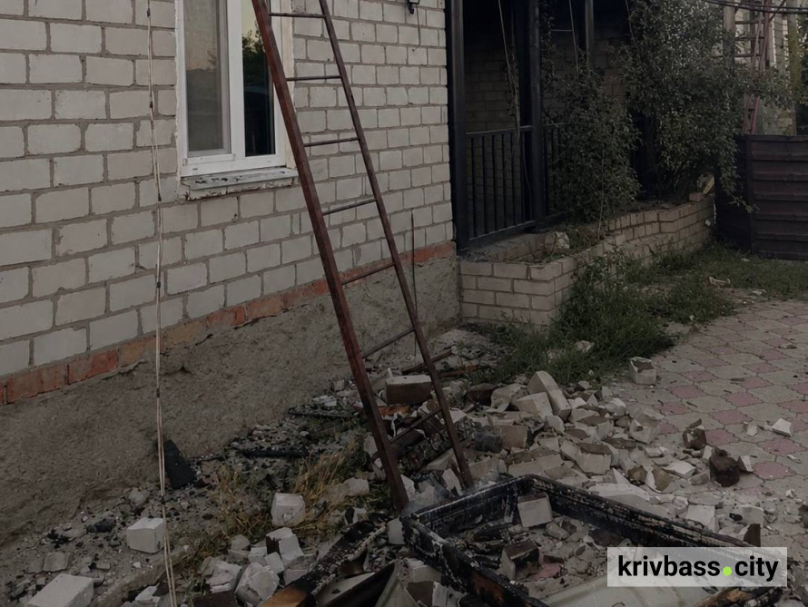 Горів склад, пошкоджені будинки та АЗС: росіяни били дронами та артилерією по Дніпропетровщині