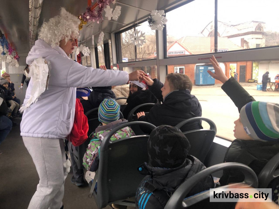 Вулицями Кривого Рогу разом зі Святим Миколаєм: у місті відбулася святкова трамвайна екскурсія