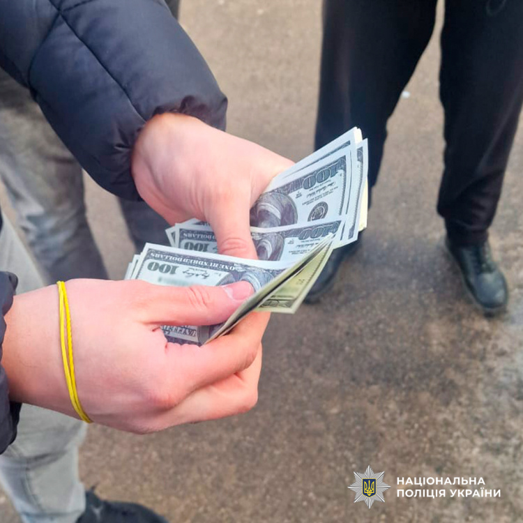 Обіцяв «білий квиток» за долари: у Кривому Розі викрили аферу
