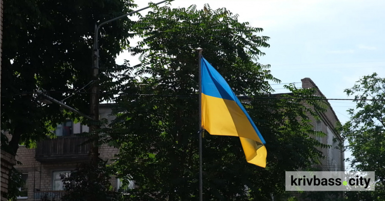 Прапор перемоги: У Кривому Розі містяни власноруч облаштували флагшток із синьо-жовтим стягом