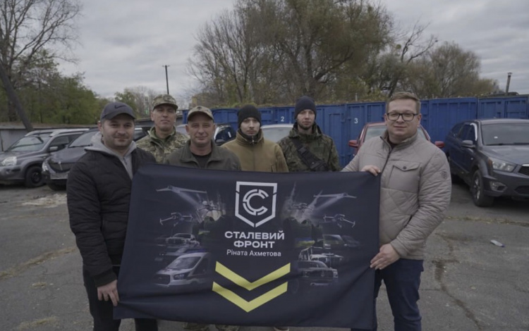 Сталевий фронт Ріната Ахметова передав 157-й ОМБр автопарк та обладнання для мобільного виробництва дронів