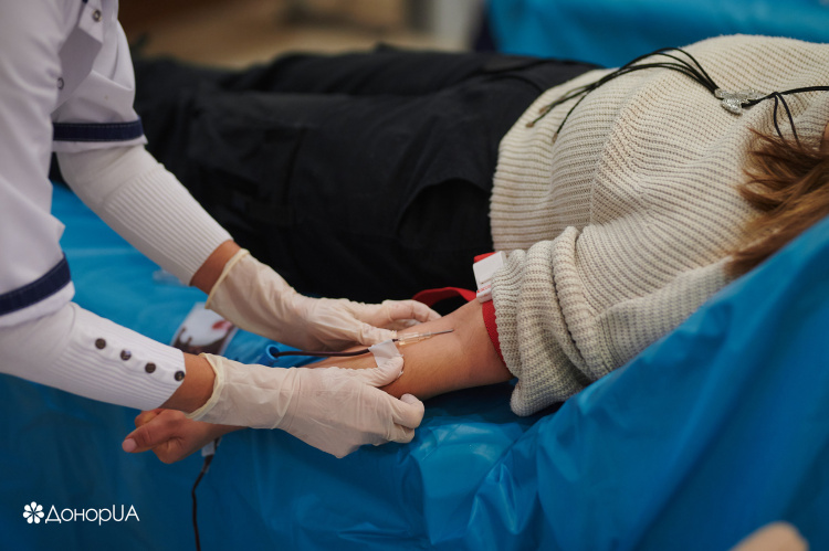 Чи можна заразитися ВІЛ та гепатитами при здачі крові: лікарі пояснили, як відбувається забір у донорів