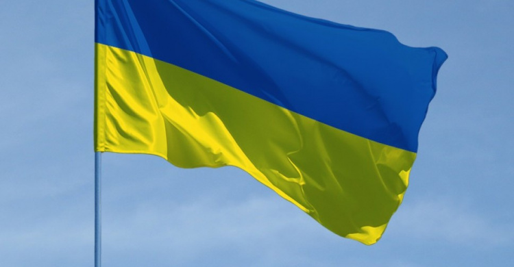 В Кривом Роге мужчина и женщина сорвали Государственный Флаг Украины и надругались над ним