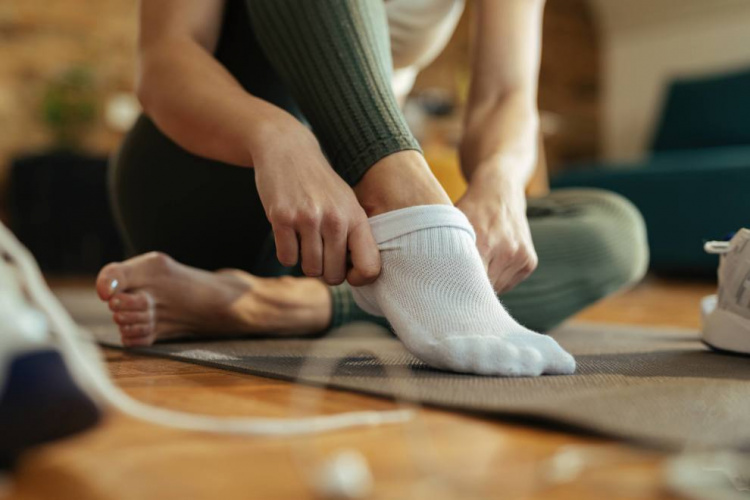 Як зберегти білий колір шкарпеток: топ-4 способи для відбілювання