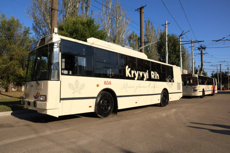 Нові тролейбуси - фото управління преси виконкому Криворізької міськради